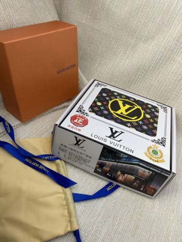 品名：Lv..路易..威登原单 材质：原单牛皮腰带 百分百头层牛皮腰带保证真皮，24K纯钢扣，专柜原单品质、做工精细，时尚大牌，送人自用首选 包装： 请认准如图