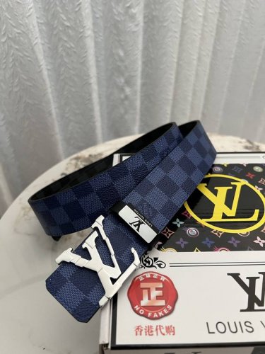 品名：Lv..路易..威登原单 材质：原单牛皮腰带 百分百头层牛皮腰带保证真皮钢扣，专柜原单品质、做工精细，时尚大牌，送人自用首选 包装： 请认准如图专柜包装赠