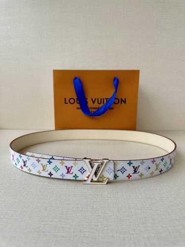 3.0宽 Lv 双面腰带取材缝线皮革和 小黑花 小白花帆布 新款格子搭扣映衬榄尖形腰带末端，为纤细设计注入柔美风情。