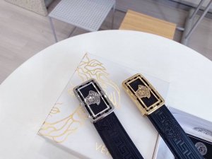 全套包装范思哲 年新款。宽度3.8Cm 原厂手掌纹小牛皮，双面设计，专柜原版压花。提倡多用性，性价比。皮质柔软。专卖店常青款式，型男必备款式。扣头：正品扣 纯钢