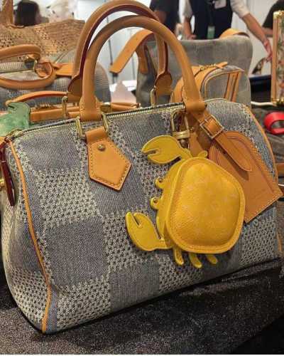 官网新品 热卖Louis Vuitton 路易威登Lv 小螃蟹耳机包钥匙扣挂件挂饰 Lv钥匙包蓝牙耳机包 可放耳机 零钱等小物件 以玲珑之姿复刻路易威登备受青睐