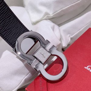 菲拉格慕 高级定制款男士皮带 双面头层牛皮 可双面使用 自行选择搭配 真材实料 很有质感 时尚经典不失风范 搭配精品尾夹扣 长短可自行裁剪 宽度3.5Cm