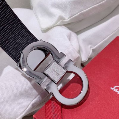 菲拉格慕 高级定制款男士皮带 双面头层牛皮 可双面使用 自行选择搭配 真材实料 很有质感 时尚经典不失风范 搭配精品尾夹扣 长短可自行裁剪 宽度3.5Cm