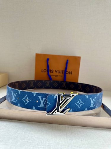 特P180 本款 4.0宽 Lv Initials 双面腰带展现经典Monogram 帆布的缤纷演绎，以 Lv 字母搭扣彰显瞩目风范，可为经典或休闲造型注入摩登