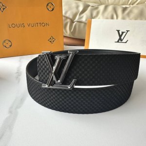 原版包裝 L0Uis Vuitt0N 專櫃最新升級版本 寬度40Mm 原廠小牛皮面壓刻有小格子圖案效果 進口柔軟小牛皮底 搭配新型字母搭扣 百搭易襯！