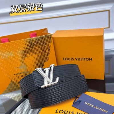 Lv Dimension 双面腰带将创意传承与华美街头风范共冶一炉，彰显创意总监 Pharrell Williams 的时尚远见。Monogram 帆布铺陈外层