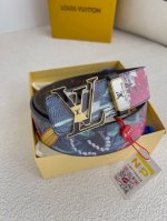 品名： Lv..路易..威登腰带皮带原单 型号：挂扣，经典纯钢材质磨胶面字母挂扣，头层牛皮，图片实物拍摄材料：头层牛皮，挂扣系列，纯钢材质扣头，钯镀电镀工艺永不
