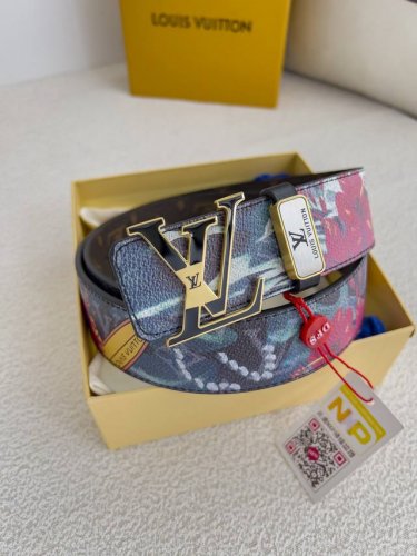 品名： Lv..路易..威登腰带皮带原单 型号：挂扣，经典纯钢材质磨胶面字母挂扣，头层牛皮，图片实物拍摄材料：头层牛皮，挂扣系列，纯钢材质扣头，钯镀电镀工艺永不