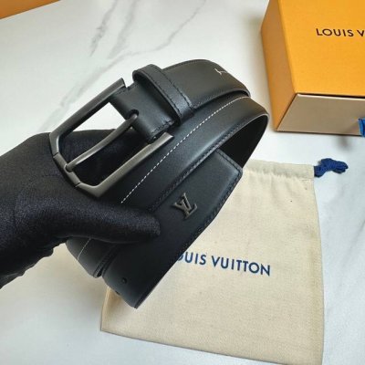 L0Uis Vuitt0N 今季新品 原單腰帶 寬度35毫米 雙面進口小牛皮 尾部獨特的尾巴五金設計 帶身機車縫白色線 線條流暢工整 與黑色皮革形成鮮明對比 彰