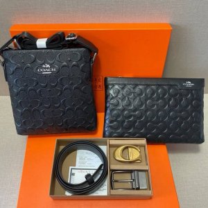 蔻驰Coach 头层皮质组合礼盒包装腰带+俩款包包超级组合 实用公文包包是很合适的选择。强烈推荐这款手提包日常是非常。 双扣皮带：头层皮质带身搭配3.5Cm仿铜