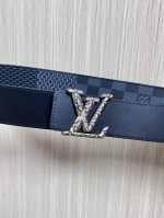 当季新款，4.0Mm双面进口小牛皮一面压，激光，做工精细，搭配精品扣头，时尚美观大方，官网同步，