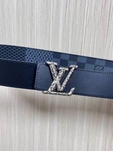 当季新款，4.0Mm双面进口小牛皮一面压，激光，做工精细，搭配精品扣头，时尚美观大方，官网同步，