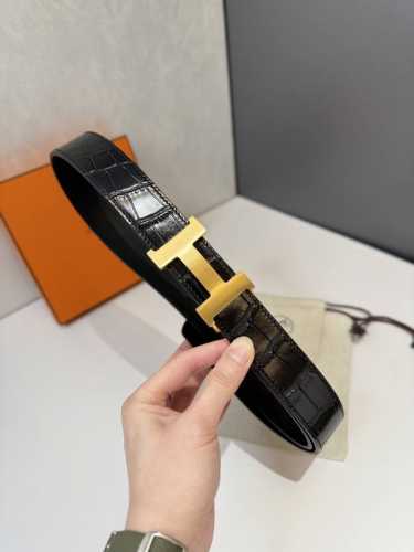 爱~马仕 Her~MèS 腰带是奢侈品牌爱马~仕的经典配饰之一，以其高品质的皮革、精湛的工艺和标志性的设计闻名。 自动平滑扣腰带 精钢五金 搭配原版皮腰带身 长