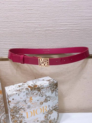 Dior Miss Dior Graffiti 图案腰带 25毫米光滑牛皮 金色饰面 Miss Dior Grafiti 图案腰带扣 内侧饰以 Christia