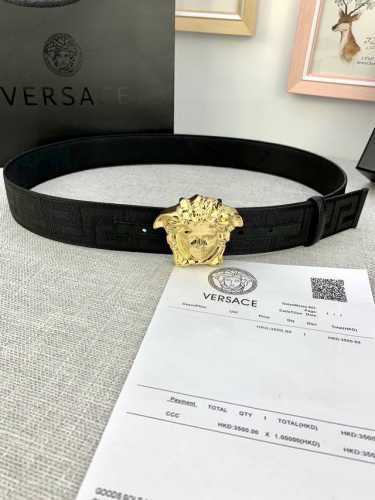 宽度：4.0Cm 范思哲 此款帆布回纹皮底 腰带饰有标志性的versace美杜莎头像扣，彰显品牌格调。是一款精美的衣橱必备单品。
