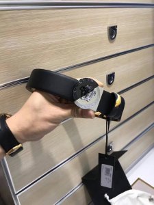 配送专柜包装 打孔针 批 专柜同款、实拍专柜官网，尺寸:宽35Mm，原版立体半脸间色美人头扣 ，极富设计美感 ，双面采用进口原版小牛皮，彰显个性，清晰美观，皮质