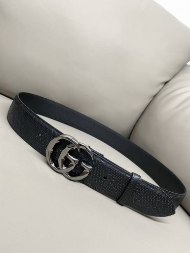Gucci 古琦 4.0寬Marmont系列印花压纹皮革腰带 Guccio Gucci字母交织图案巧妙融入纹理和材质变化，以印花压纹形式点缀在这款腰带的黑色皮革