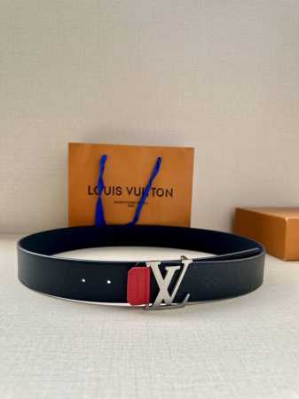 Lv4.0宽 Shadow 腰带拥有 Monogram Shadow 皮革的经典风尚和素面皮革的内敛格调 再为 Lv 新款扣头 以摩登笔触焕新男士衣橱 - 点击图像关闭
