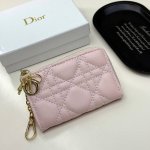 Dior 4778颜色 黑色 粉色尺寸：11*7*2 Dior专柜最新款出货！采用柔软的小羊皮革精心制作，饰以标志性的藤格纹缉面线。搭配有金属环，可挂在新款刺绣