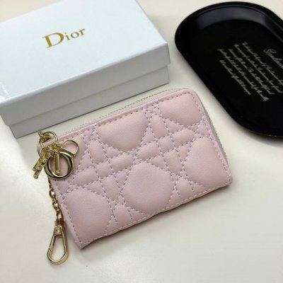 Dior 4778颜色 黑色 粉色尺寸：11*7*2 Dior专柜最新款出货！采用柔软的小羊皮革精心制作，饰以标志性的藤格纹缉面线。搭配有金属环，可挂在新款刺绣