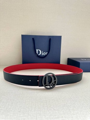 宽度3.5Cm 这款白金色饰面黄铜腰带扣采用“Cd”标志点缀，镌刻有 Dior Oblique 图案，经典元素呈现本季全新风采。设计精巧，可与各式 35 毫米腰