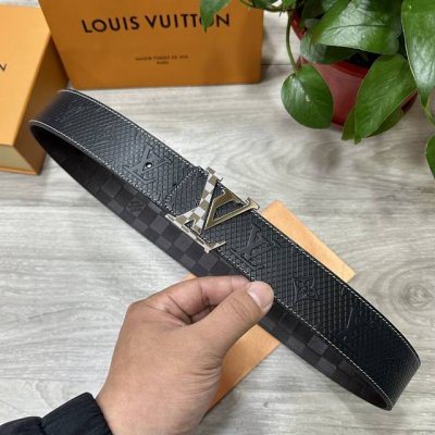 Lv.路易威登 宽40Mm双面原版小牛皮 搭配单钌钯电镀扣 完美的手感.油边 出众的设计.风格 高贵奢华 时尚大方 高清实拍 货真价实 品质保证 双面用