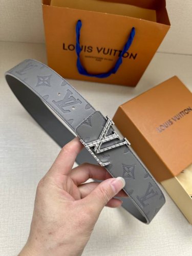 Lv 40毫米可逆带可以在两种方式。表带的一侧采用monogram Shadow皮革打造标志性外观，另一侧则采用素色皮革打造低调效果。银色漆包条纹的 。Lv扣为