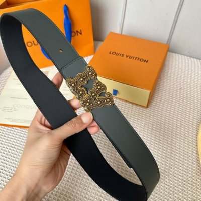 特 寬：40Mm 驢家当季新品 雙面均可使用 双面為柔軟的十字紋小牛皮製作 全新字母搭扣設計與腰帶搭配相呼應 成為獨特的亮眼之作！