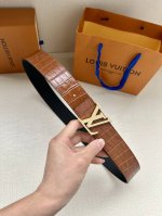 特 本款腰带4.0宽:Lv Pyramide 腰带焕新加入路易威登稀有皮革配饰系列。鳄鱼皮革呈现雍容纹理，Lv Pyramide 搭扣闪耀金属光泽。