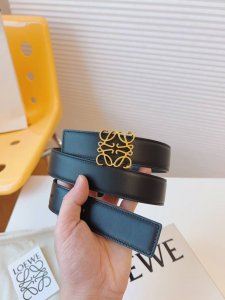 特 Loewe罗意威产品打造成兼具实用性及独特性的时尚精品。Loewe罗意威采用卓越工艺，简约造型，精美材质质量，致力打造针对不同生活领域的时尚精品。休闲百搭！