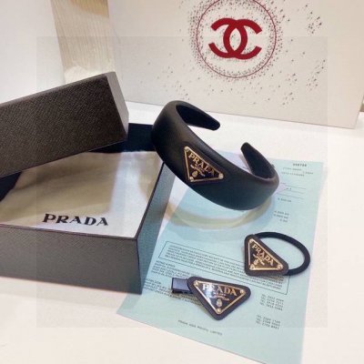 特 爆款 三件套 配专柜包装 Prada 普拉达 发箍、发圈、发夹 三件套 可分开搭配 经典Logo 非常洋气 百搭，非常飒的一套 名媛必入！