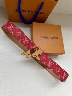 特 本款4.0宽 Lv Initiales 双面腰带推出缤纷新色。一面为华美 Taurillon 皮革铺陈品牌经典图案，一面以光滑素雅牛皮革展露低调个性。Lv
