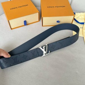 寬度：40Mm Lv Pyrmide Truck L Oeii雙面腰帶 驢家 海外原單代特供 面為進口小牛皮壓飾有標誌性品牌圖案效果工藝 原廠配色柔軟小牛皮底