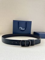 Dior 这款金属覆层黄铜腰带扣是二零二四春季系列新品，展示 Cd Icon 标志和 Oblique Cosmo 图案，致敬 Dior 的经典图案。可与各式 3