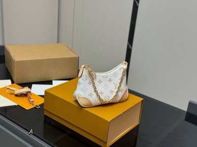 配折叠盒 Lv新包包｜可爱版小牛角 小小的一只真的很可爱 不能抗拒的了这样一只 不得不说 Lv总是能抓住心理 尺寸:19.13Cm