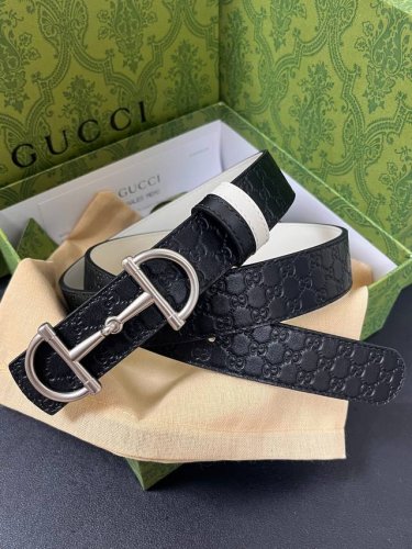 2025秋冬系列焕新演绎富有辨识度的Gg Marmont系列。这款双面腰带采用Gg印花压纹皮革与皮革材质匠心打造，缀饰双G搭扣。 DDD 商品细节 DDD 一面