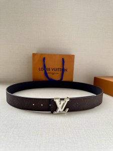 特 Lv 牛皮压花pont Neuf皮带4.0宽 这款taurillon 腰带采用lv Logo压花设计，进口牛皮面料手感柔软细腻，适合各种风格类型使用，经典设