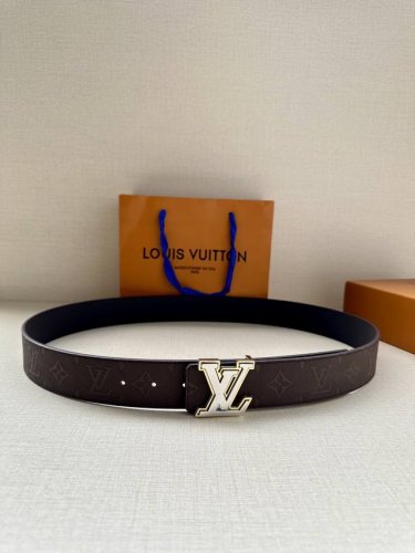 特 Lv 牛皮压花pont Neuf皮带4.0宽 这款taurillon 腰带采用lv Logo压花设计，进口牛皮面料手感柔软细腻，适合各种风格类型使用，经典设