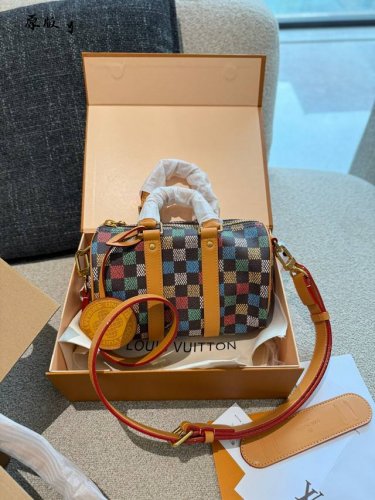 Louis Vuitton Keepall 25多彩格纹 Louisvuitton New 彩格系列也是异常丰富 部分包型是全新设计款年后将陆续推出 彩色棋盘格