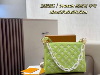 亚克力链条 双盒 Lv Coussin 抱抱包 中号 新配色 Coussin手袋，采用蓬松羊皮革压印 Monogram 图案，以舒软质感呈现紧凑构型。内隔层增添