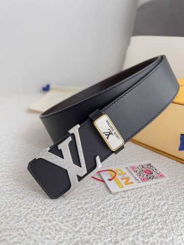 品名： Lv..路易..威登腰带皮带原单 型号：挂扣，经典纯钢材质面字母挂扣，头层牛皮，图片实物拍摄 材料：头层牛皮，挂扣系列，纯钢材质扣头，钯镀电镀工艺永不掉
