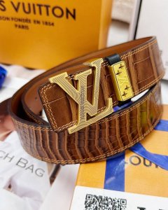 皮带：Lv..路易..威登顶级复刻. DDD 腰带：原单品质百分百进口原厂头层牛皮，保证真皮。雕花镂空工艺.真空电镀.永不掉色.24K纯钢扣鳄鱼皮纹路双面可用专