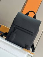 全钢五金原厂皮 Takeoff 双肩包 M21367 背包男款书包 全新 Lv Takeoff 双肩包以儒雅气质革新潮流之选。细腻牛皮革宛如旧式航空信笺般柔软，