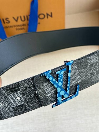 Lv 4.0宽Initiales Damoflage 双面腰带巧妙融入 Pharrell Williams 打造的像素化 Damoflage 图案，以深邃色调含