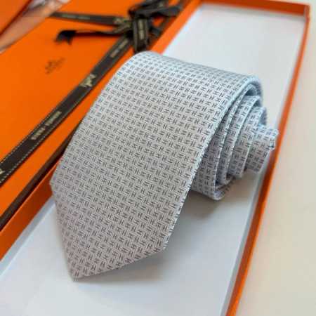 男士新款领带系列 小H字母领带 ，稀有H家每年都有一千条不同印花的领带面世，从最初的多以几何图案表现骑术活动为主，到如今的款式则丰富得多，以活泼的动物或日常生活 - 点击图像关闭