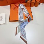爱马仕Hermes“万花筒效应”Twilly小丝巾。 Twilly真丝缎带 100%桑蚕丝 。 这款小巧的真丝配饰佩戴方式千变万化，可为您的日常造型增添灵动妙趣