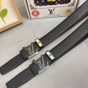 品名：Lv..路易..威登 材质：原单牛皮腰带 百分百头层牛皮腰带保证真皮，24K纯钢扣，专柜原单品质、做工精细，时尚大牌，送人自用首选 包装： 请认准如图专柜