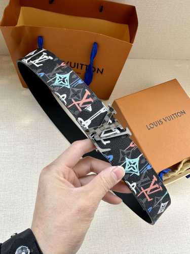 特 4.0宽 Lv Shape 双面腰带为 Lv Shape 搭扣赋予摩登雾面观感，无论搭配异彩纷呈的 Lv Graffiti 帆布或沉稳牛皮革，均可表明个性态