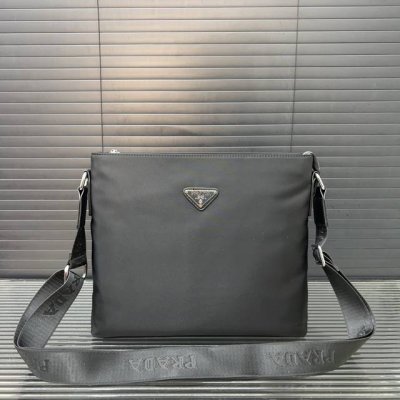 Prada 普拉达 帆布单肩包 斜挎包 经典百搭 实物拍摄 原厂原版面料 高端品质 配送防尘袋 26 X 23 Cm。
