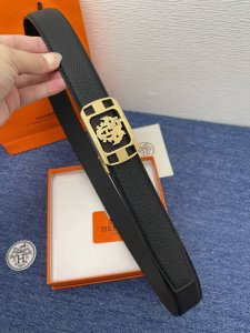 品牌 爱马仕自动扣 描述 双面原版皮，原板扣、这款饰有带扣的腰带配以水牛皮衬里，覆以Monogram 牛皮。展现细腻的品牌特质，是牛仔裤的理想配件 自动扣扣；3